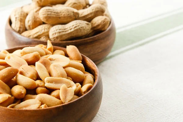 Erdnüsse in Holzschalen — Stockfoto