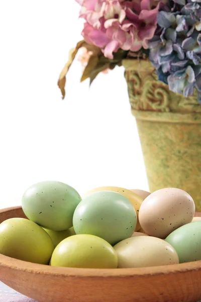Huevos de Pascua y hortensias —  Fotos de Stock