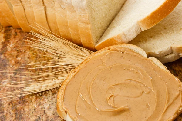 Mantequilla de maní en el pan —  Fotos de Stock