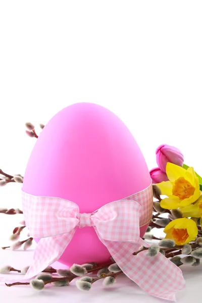 Pink Easter Egg with Spring Flowers — Stock Photo, Image