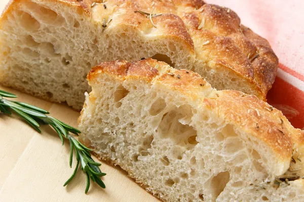 Gesneden artisan focaccia brood — Stockfoto