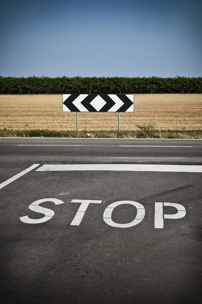Stop signaal in de buurt van kruispunt — Stockfoto
