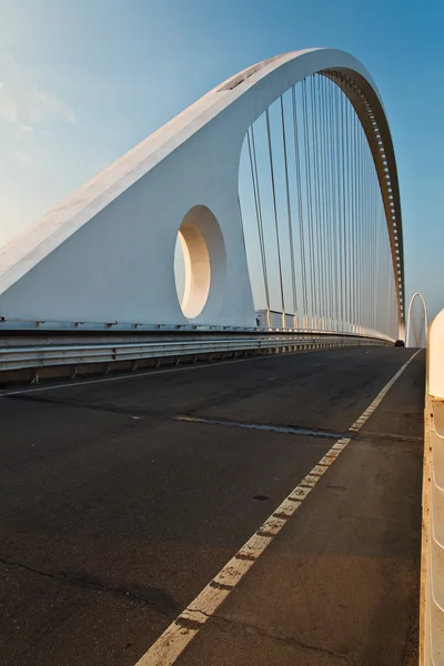 Arch av svävande bro — Stockfoto