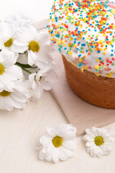 Пасхальный торт и белые цветы — стоковое фото