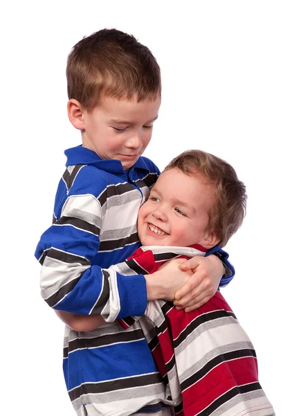Два счастливых брата обнимаются — стоковое фото