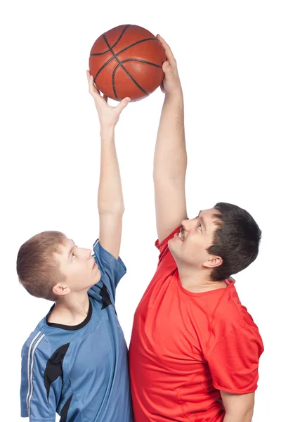 Отец и сын играют в баскетбол — стоковое фото
