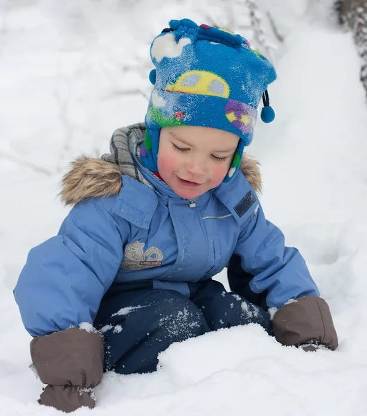 Liten pojke leker i snön — Stockfoto