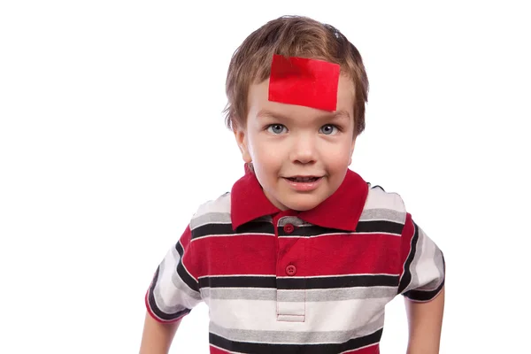 Liten pojke med röd tejp på sina pannor — Stockfoto