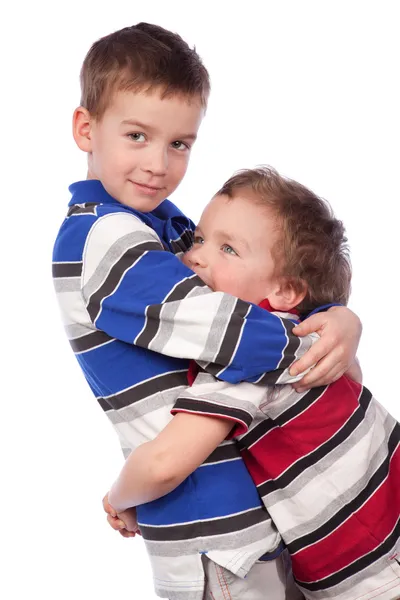Dois irmãos abraçando — Fotografia de Stock