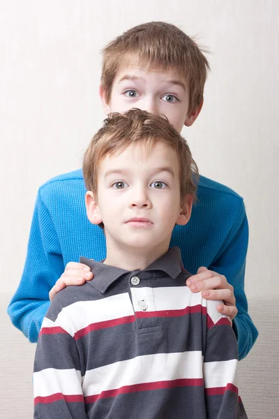 Retrato de dois irmãos surpresos — Fotografia de Stock