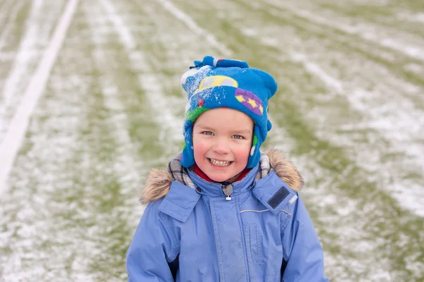 サッカーのフィールドに、小さな男の子を冬します。 — ストック写真