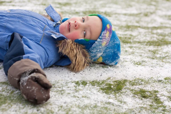Small boy on football field, winter — Stock Photo, Image