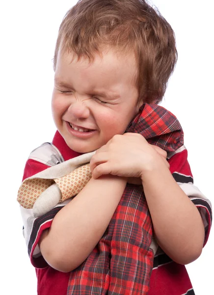O pequeno menino abraçar brinquedo, isolamento — Fotografia de Stock