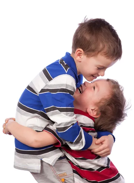 Twee gelukkige broers knuffelen — Stockfoto