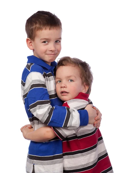 Zwei glückliche Brüder, die sich umarmen — Stockfoto