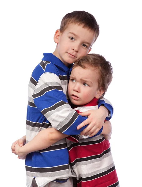 Мальчик утешает своего младшего брата — стоковое фото