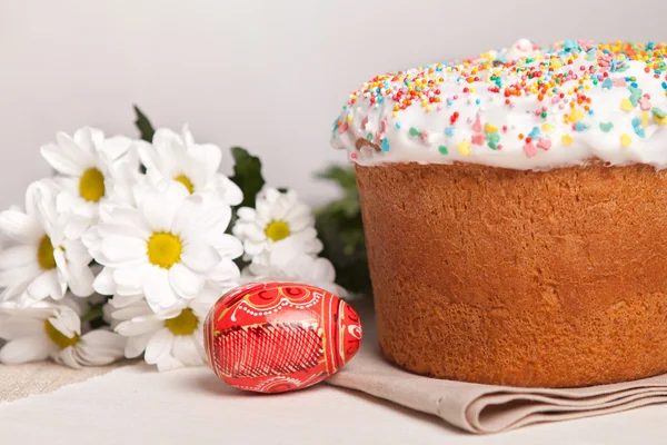 Húsvéti sütemény és fehér virágok — Stock Fotó