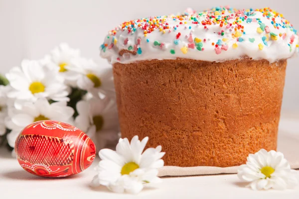 Húsvéti sütemény és fehér virágok — Stock Fotó