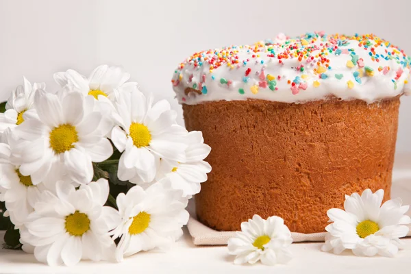 Easter cake and white flowers — Stock Photo, Image