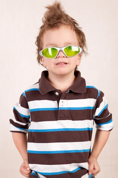 Portré, fiatal fiú-a zöld szemüveg — Stock Fotó