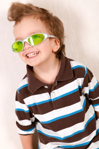 Porträtt av ung pojke i grönt glas — Stockfoto