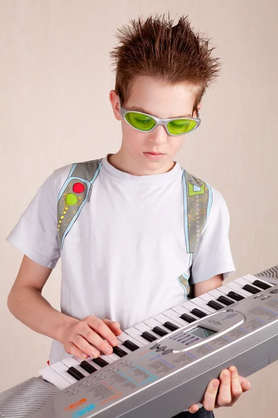 Tonåring spelar på synthesizer — Stockfoto