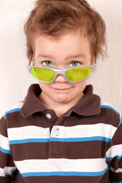 Yeşil gözlüklü genç çocuk portresi — Stok fotoğraf