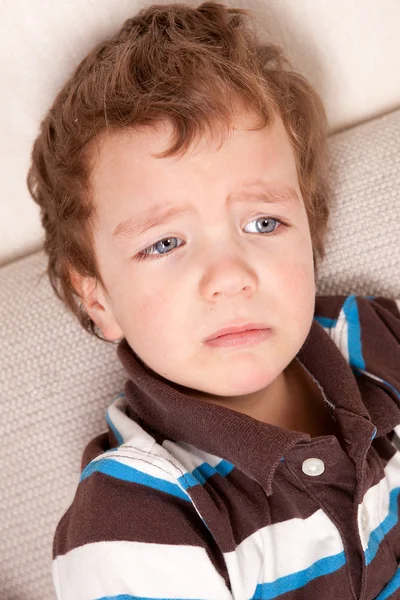 Porträtt av ledsen liten pojke — Stockfoto