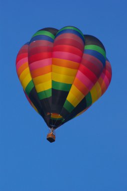 Mavi gökyüzünde renkli sıcak hava balonu