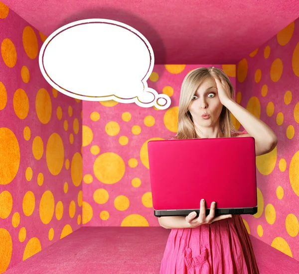 Blondynka w różowej sukience z laptopa i bańki — Zdjęcie stockowe