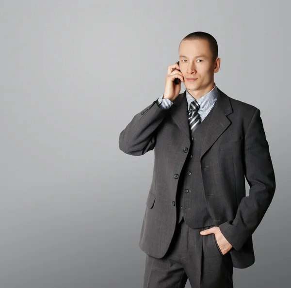 Obchodní muž v obleku mluvící telefon — Stock fotografie