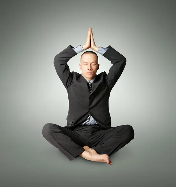 Бізнесмен в лотосі позує медитуючи — стокове фото