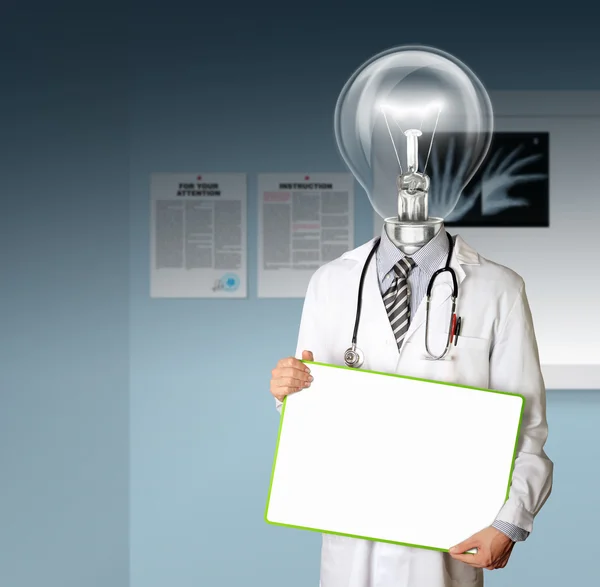Doutor com placa vazia e cabeça de lâmpada — Fotografia de Stock