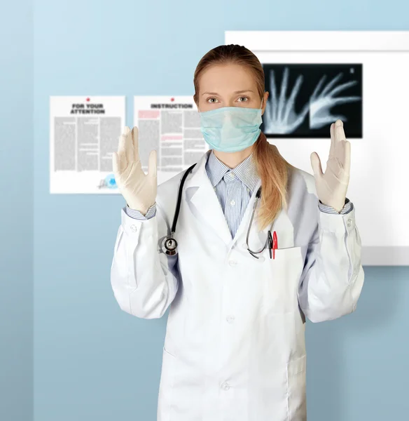 Kobieta lekarz maska patrząc na kamery — Zdjęcie stockowe