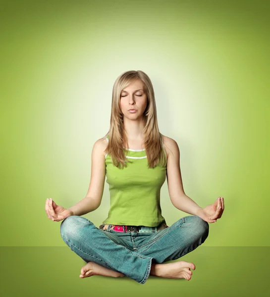 Frau meditiert in Lotus-Pose — Stockfoto