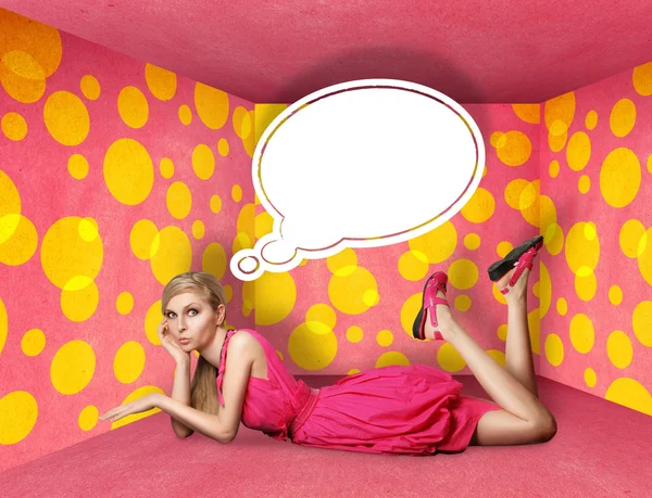 Удивлённая блондинка в розовом платье с мыльным пузырём — стоковое фото
