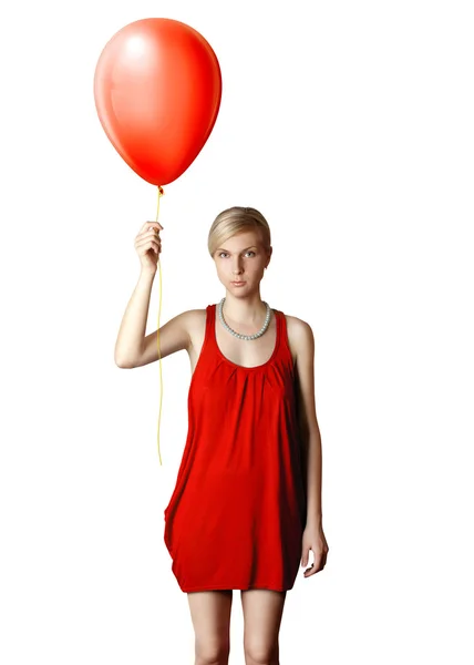 Blondin i röd klänning med ballongen — Stockfoto
