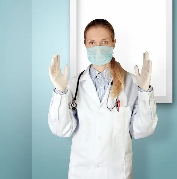 マスク カメラ目線で医師の女性 — ストック写真