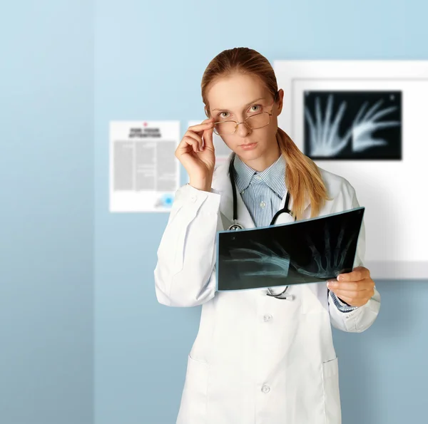 Doctora mujer con imagen de rayos X — Foto de Stock