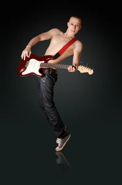 Punk man met de gitaar — Stockfoto