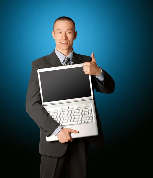 Zakenman met opengeklapte laptop toont welldone — Stockfoto