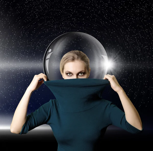 Mode-Ninja-Frau im Weltraum mit gläsernem Raumanzug — Stockfoto
