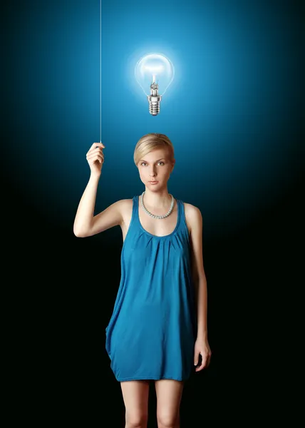 Блондинка в синем включит свет — стоковое фото