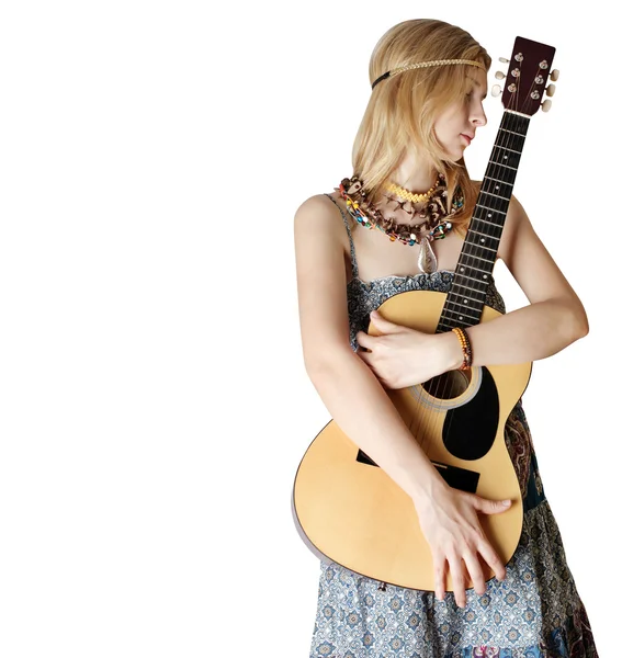 Chica hippie con la guitarra — Foto de Stock