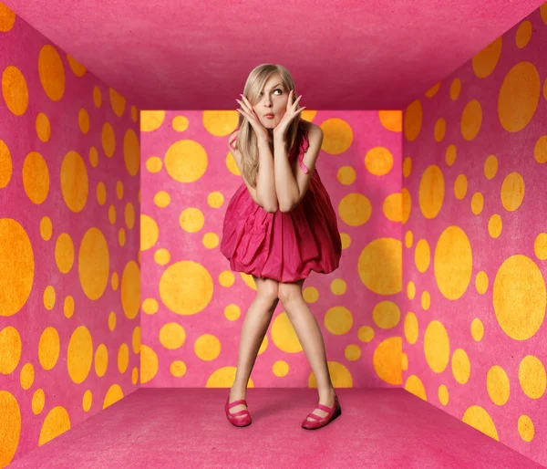 Překvapený blondýnka v růžových šatech — Stock fotografie