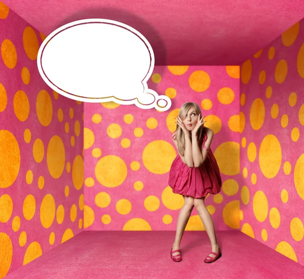 Förvånad blondin i rosa klänning med tankebubbla — Stockfoto