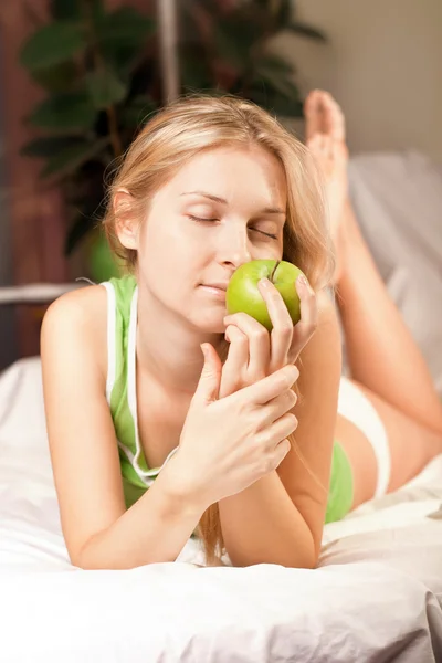 緑のりんごを持つ美しい女性 — ストック写真