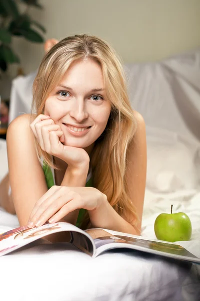 Krásná žena s zelené jablko — Stock fotografie