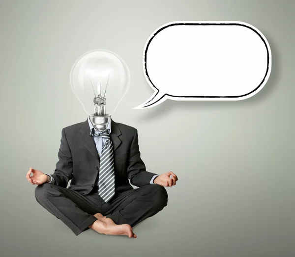 Empresário em pose de lótus e cabeça de lâmpada com bolha de pensamento — Fotografia de Stock
