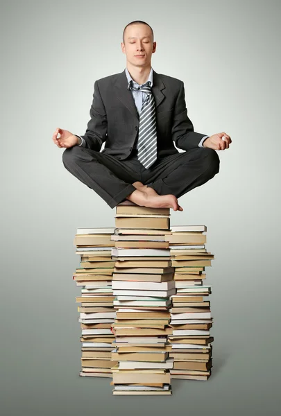 Geschäftsmann Lotus Pose Mit Vielen Büchern Der Nähe Isoliert Auf — Stockfoto